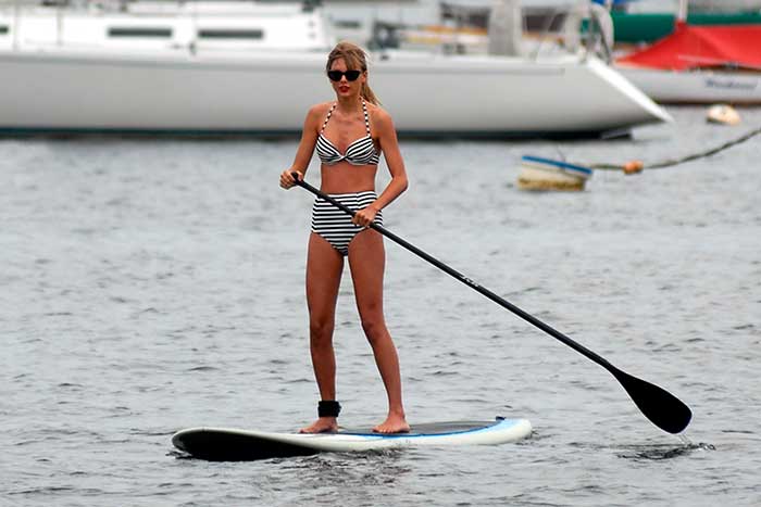 Taylor Swift con un bikini de rayas estilo pin up practicando sky surf / Gtres