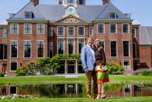 reyes Guillermo y M&aacute;xima de Holanda