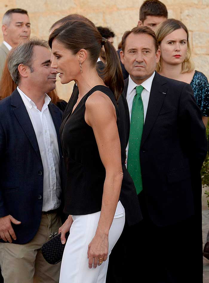 Do&ntilde;a letizia de perfil con peinado en coleta