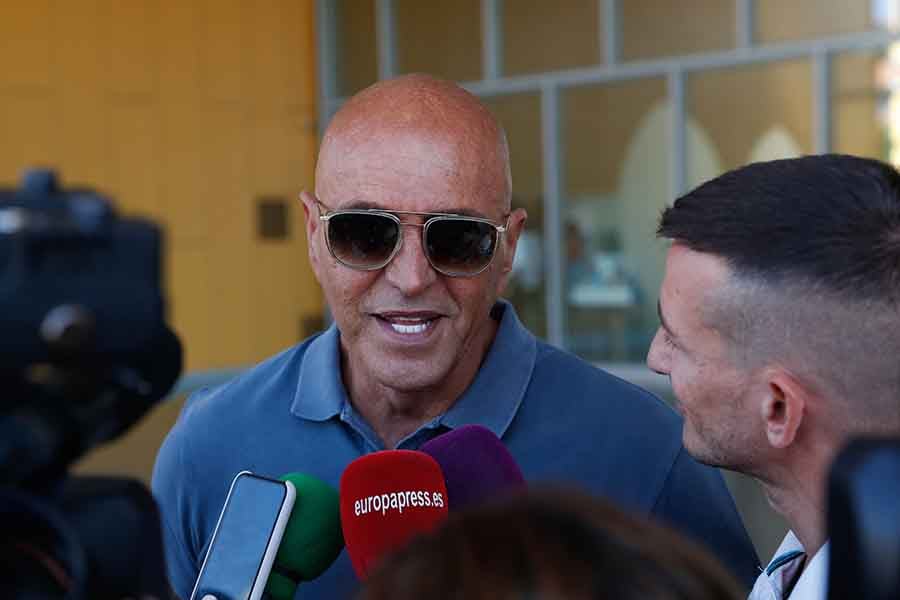 Kiko Matamoros saliendo del hospital tras recibir el alta m&eacute;dica / GTRES