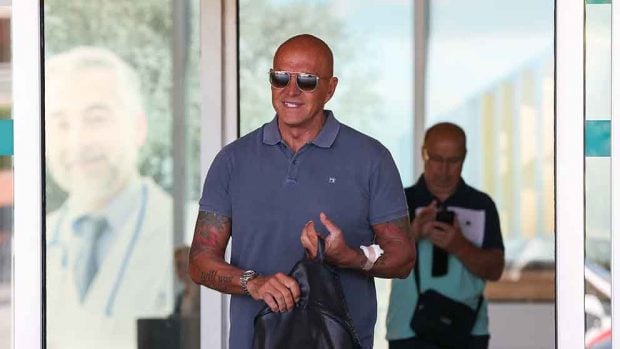 Kiko Matamoros saliendo del hospital tras recibir el alta m&eacute;dica / GTRES