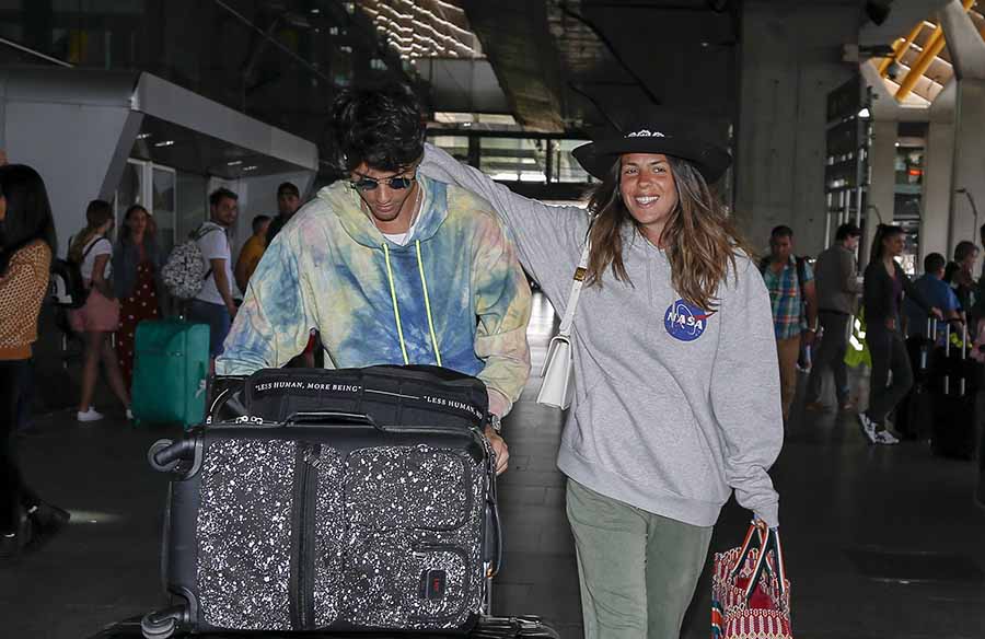 Laura Matamoros y Daniel Illescas regresando de uno de sus espectaculares viajes / GTRES