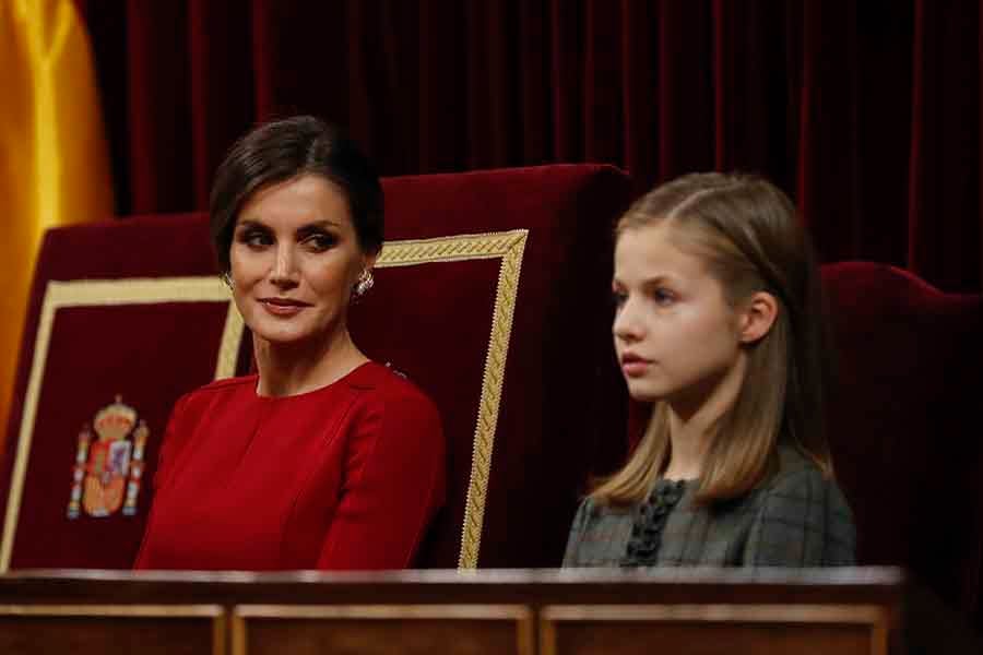 La Princesa Leonor bajo la atenta mirada de su madre, la Reina Letizia / GTRES