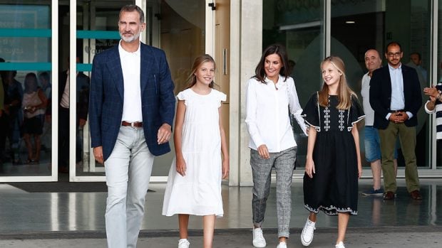 La princesa Leonor y la infanta Sof&iacute;a, junto a los reyes, visitan a don Juan Carlos en el hospital