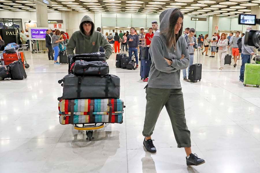 Laura Matamoros y Daniel Illescas al llegar de su último viaje / GTRES