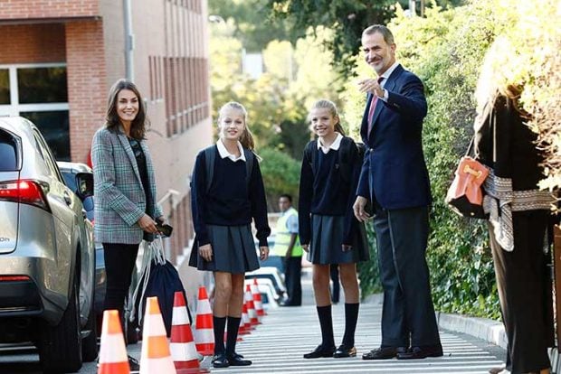 Don Felipe y do&ntilde;a Letizia junto a sus hijas en el primer d&iacute;a de curso de Leonor y Sof&iacute;a / GTRES