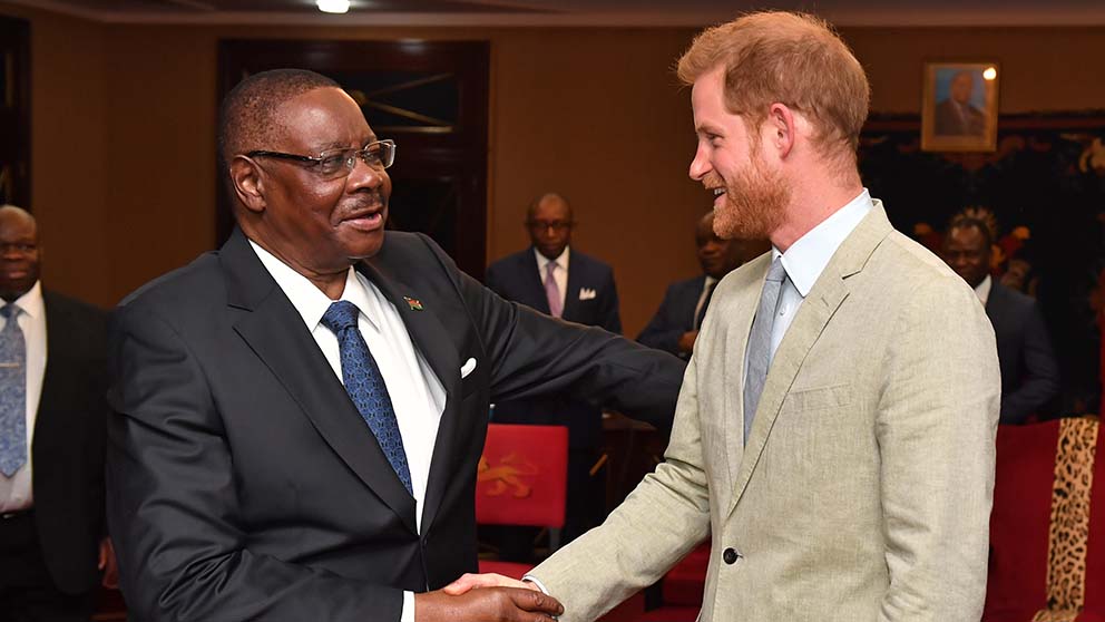 El príncipe Harry junto al presidente de Malawi./ Gtres
