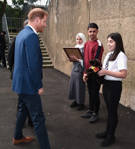 El Pr&iacute;ncipe Harry recibe un obsequio para su hijo Archie / Gtres