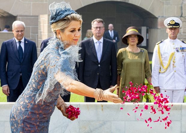 M&aacute;xima de Holanda lanz&oacute; p&eacute;talos de rosas al monumento a Ghandi / Gtres