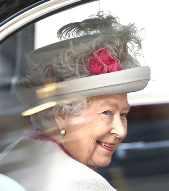 La reina Isabel II lleg&oacute; en un coche oficial y, Camilla en otro. / Gtres