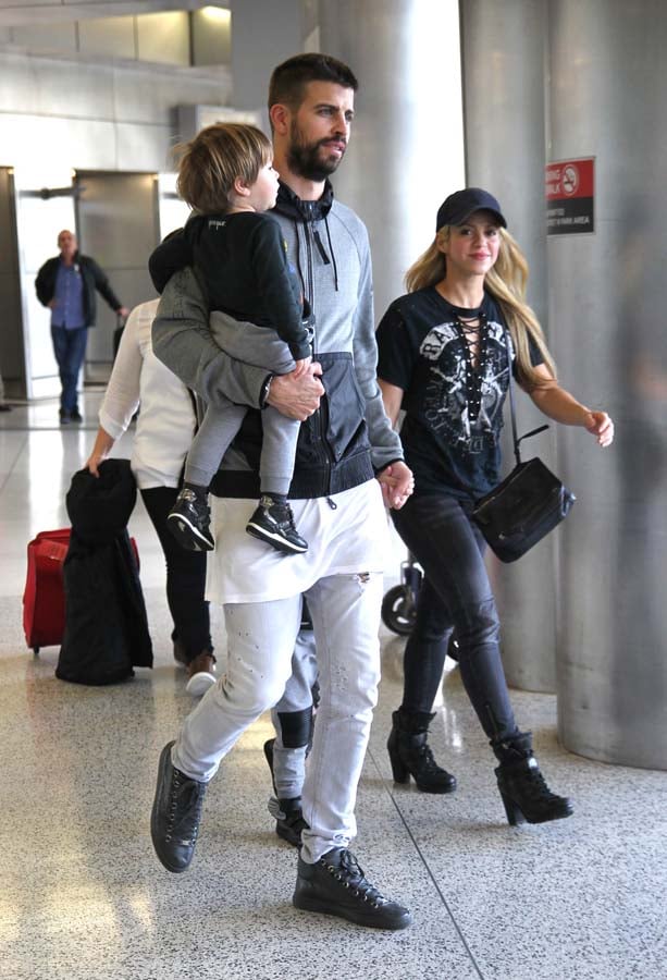 Shakira y Gerard Piqu&eacute; junto a sus hijos en una imagen de archivo / GTRES