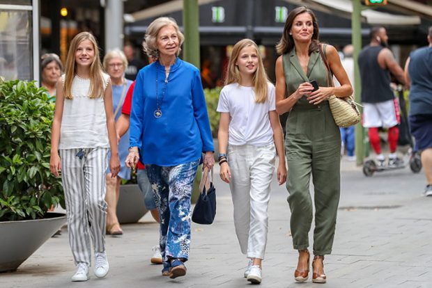 la infanta Sofía, la reina emérita, la princesa Leonor y doña Letizia.