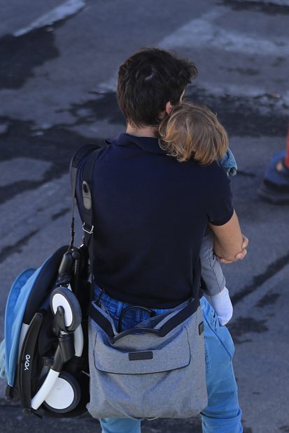 Cayetano con los dos brazos a su beb&eacute; y carga de un hombro el carrito / Gtres