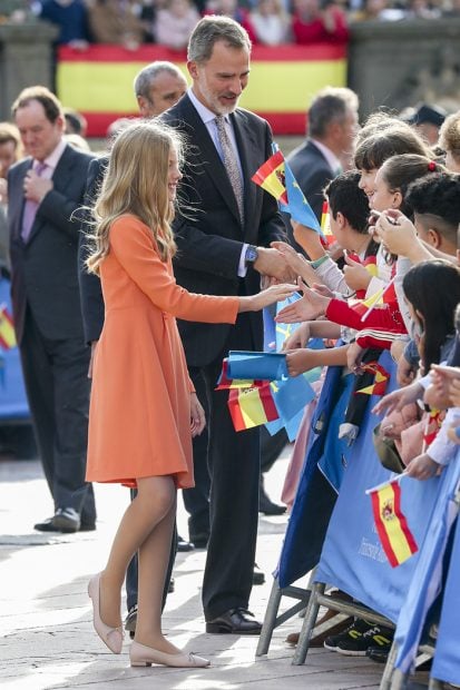 La infanta Sofía y Felipe VI han saludado juntos a la otra mitad de la plaza / Gtres