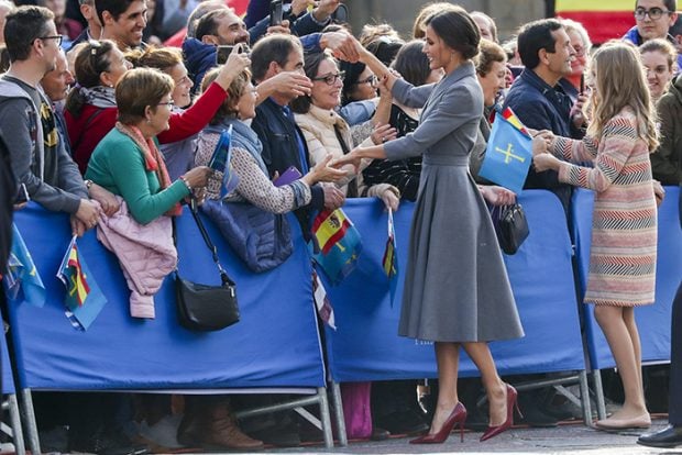 Letizia y Leonor saludando a una parte de la plaza / Gtres