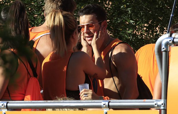 Blanca Su&aacute;rez y Mario Casas en las carrozas del D&iacute;a del Orgullo Gay / 2019