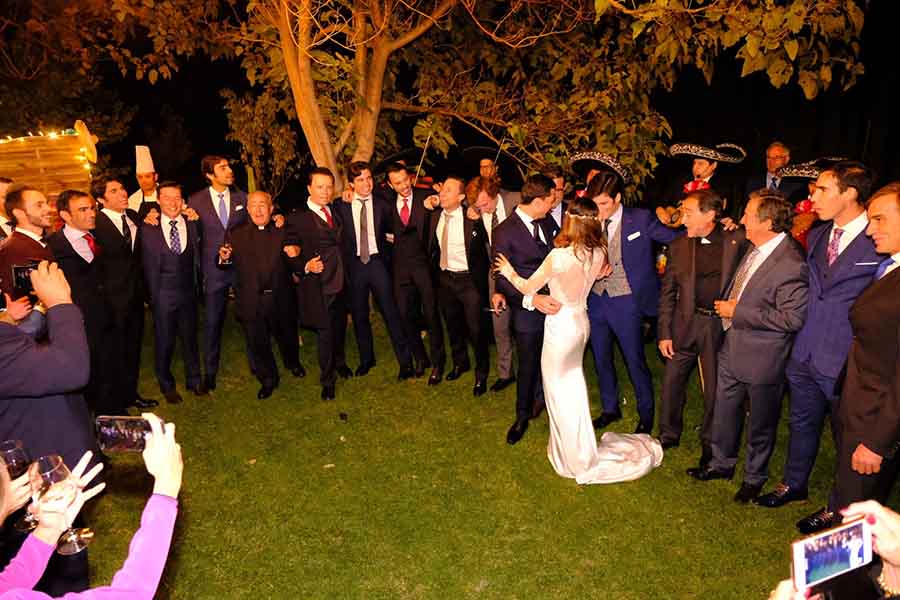 Elena Gonz&aacute;lez y Paco Ure&ntilde;a durante su boda / GTRES