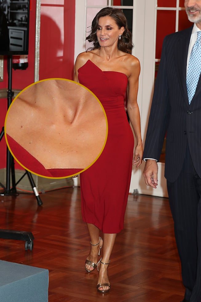 Detalle del escote de Do&ntilde;a Letizia con purpurina / GTRES