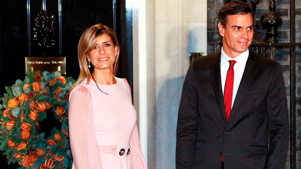 Begoña Gómez y Pedro Sánchez en la entrada de Downing Street / Gtres