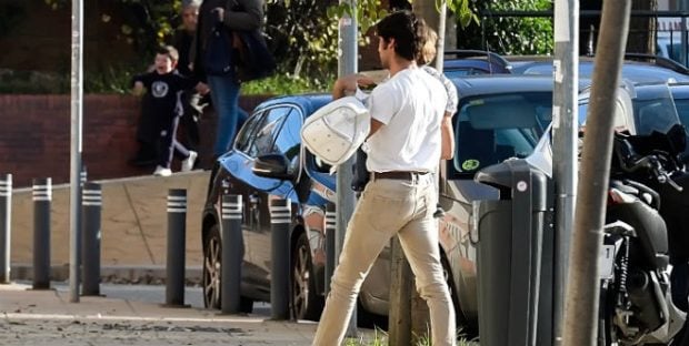 Cayetano Rivera pasea junto a su hijo y contin&uacute;a con su d&iacute;a a d&iacute;a para acallar los rumores de crisis (Foto: Gtres)