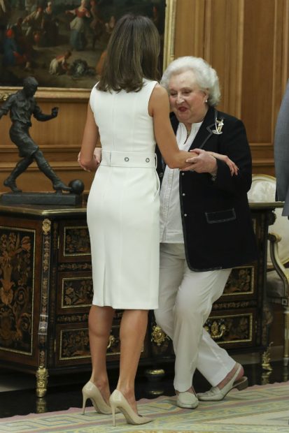 La infanta Pilar de Borb&oacute;n se inclina ante do&ntilde;a Letizia (Foto: Gtres)