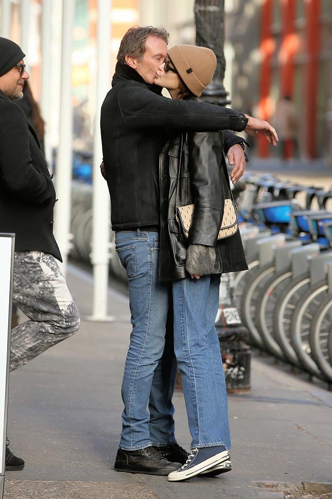 Kaia Gerber con chaqueta de Zara despidiéndose de su padre / GTRES