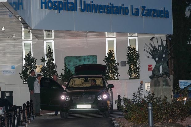 El rey Juan Carlos visitando a su sobrina Simoneta G&oacute;mez-Acebo en el hospital