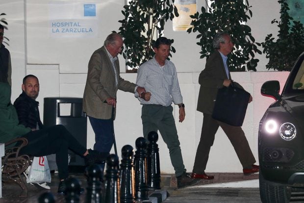 El rey Juan Carlos visitando a su sobrina Simoneta G&oacute;mez-Acebo en el hospital