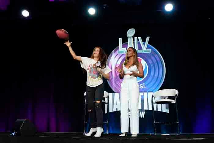 Shakira y Jennifer L&oacute;pez durante la rueda de prensa concedida con motivo de la 'Superbowl' / GTRES