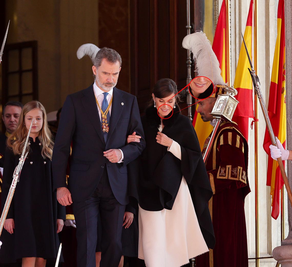Do&ntilde;a Letizia en la &uacute;nica imagen en la que se permiti&oacute; sonre&iacute;r con naturalidad el pasado lunes / GTRES