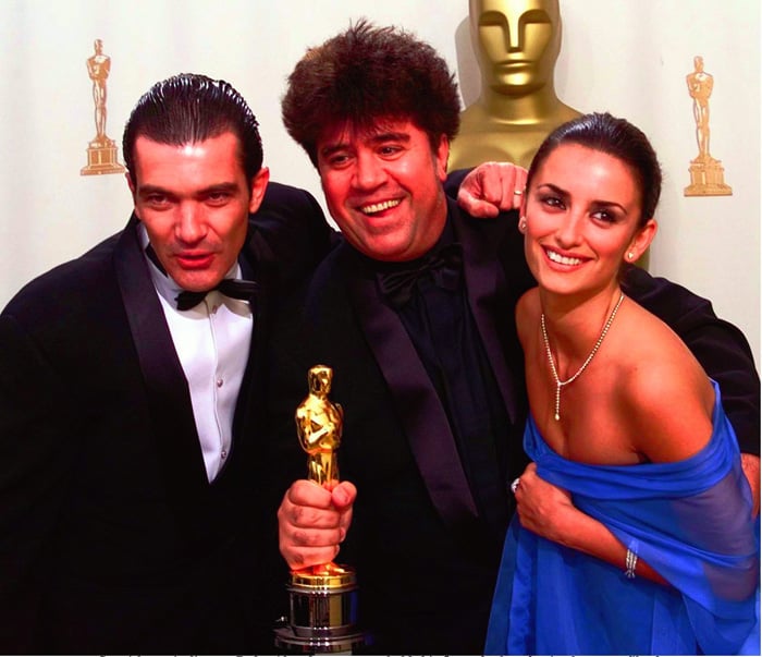 Pedro Almod&oacute;var junto a Antonio Banderas y Pen&eacute;lope Cruz tras ganar el premio Oscar por 'Todo sobre mi madre' / GTRES