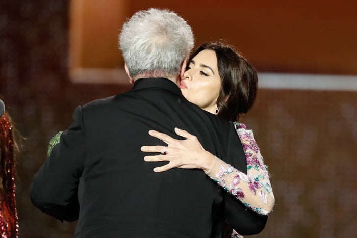 Pen&eacute;lope Cruz y Pedro Almod&oacute;var durante los Premios Goya / GTRES