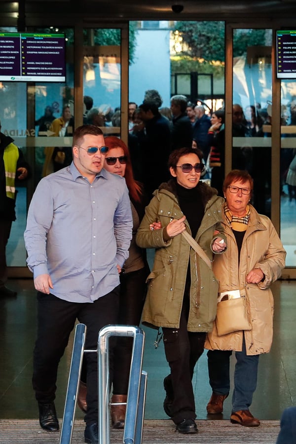 Nuria, la que era pareja actual de Fran Álvarez, abandonando el tanatorio / GTRES