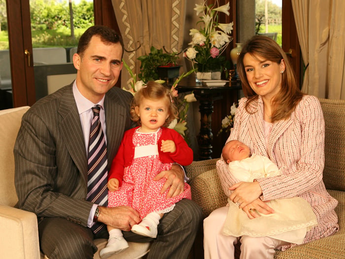 El primer posado oficial de don Felipe y doña Letizia junto a sus hijas tras el nacimiento de la Infanta Sofía / GTRES