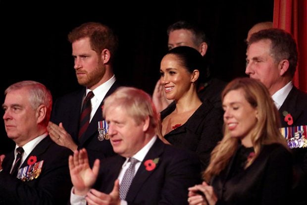 El pr&iacute;ncipe Andr&eacute;s, Meghan Markle y el pr&iacute;ncipe Harry en el Festival de conmemoraci&oacute;n en el Royal Albert Hall de Londres. (Foto: Gtres)