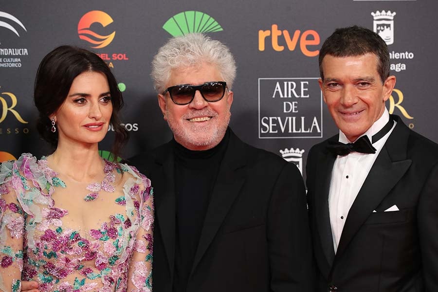 Pedro Almodóvar junto a Antonio Banderas y Penélope Cruz durante los premios Goya / GTRES