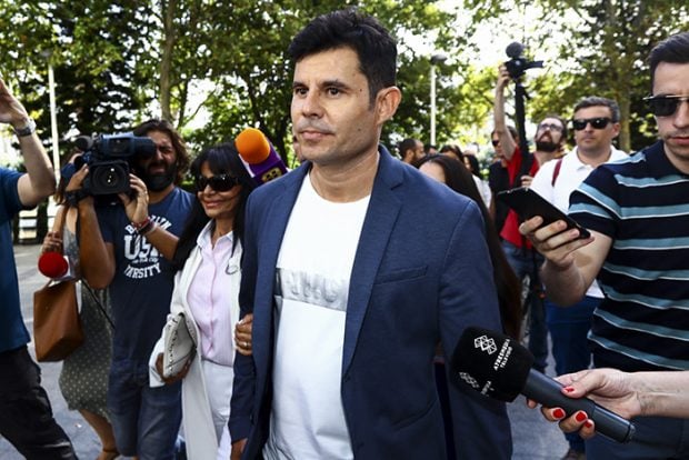 Javier Iglesias Santos con su madre María Edite Santos llegando a los juzgados de Valencia por la supuesta paternidad de Julio Iglesias/Gtres