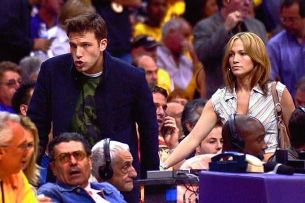 Ben Affleck y Jennifer Lopez buscando sitio para ver el encuentro entre los San Antonio Spurs y Los &Aacute;ngeles Lakers en la semifinal de Conferencia, donde venci&oacute; el equipo local para empatar la serie a dos en marzo de 2003. / GTres
