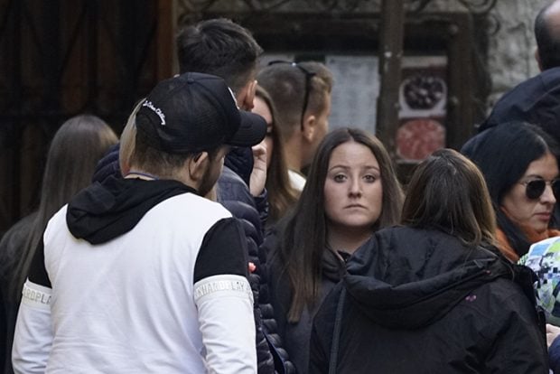 Roc&iacute;o Flores con unos amigos por las calles de Granada en una imagen de archivo / GTres