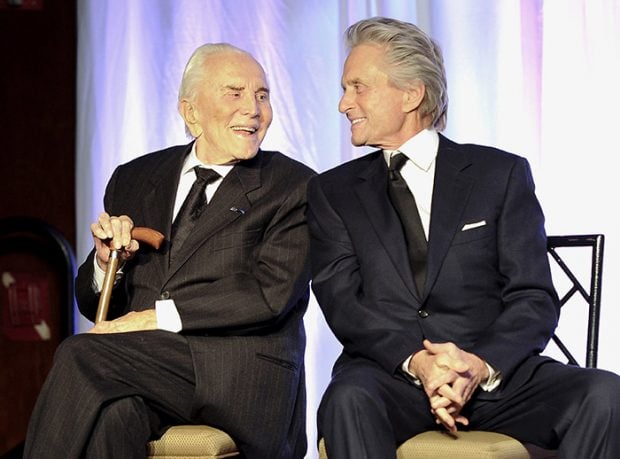 Kirk Douglas y Michael Douglas en una imagen de archivo/Gtres