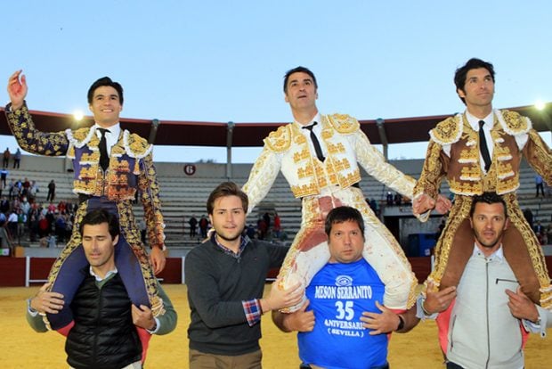Los toreros Jesulín de Ubrique y Cayetano Rivera Ordóñez durante un festejo taurino en Morón de la Frontera/Gtres