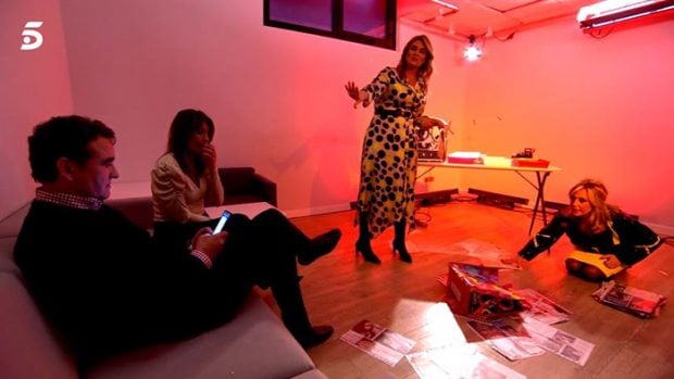 Lydia Lozano recogiendo del suelo sus portadas pllastificadas en 'Sálvame'/Mediaset