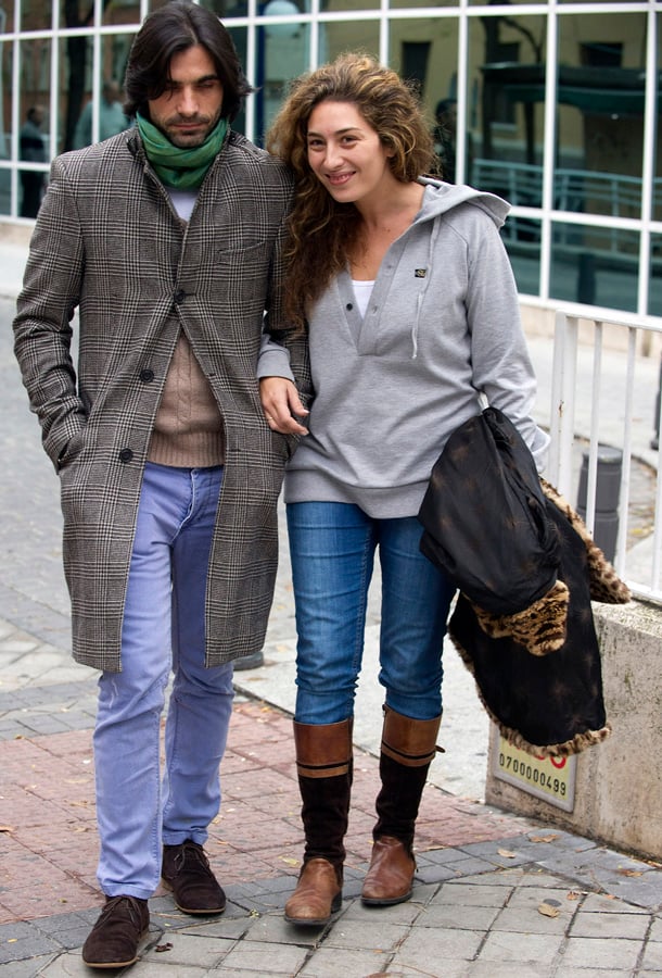 Estrella Morente y Javier Conde abandonando el hospital en el que falleci&oacute; Enrique Morente / GTRES