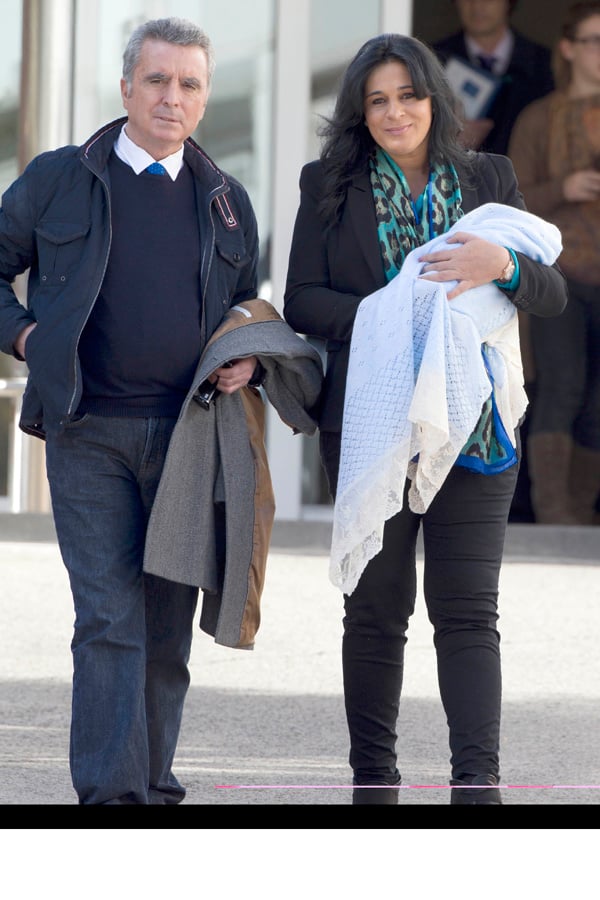 Ana María Aldón y Ortega Cano abandonando el hospital tras el nacimiento de su pequeño / GTRES