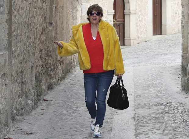 Anabel Alonso dando un paseo por un pueblo ubicado en la zona norte de Madrid el a&ntilde;o pasado / GTres