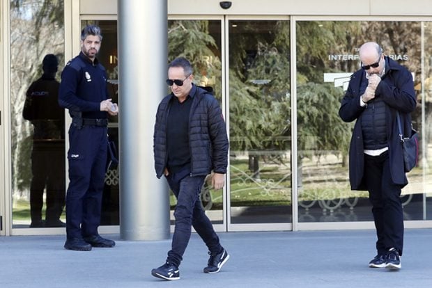 De riguroso negro, V&iacute;ctor Sandoval no puede ocultar el dolor en su rostro/Gtres