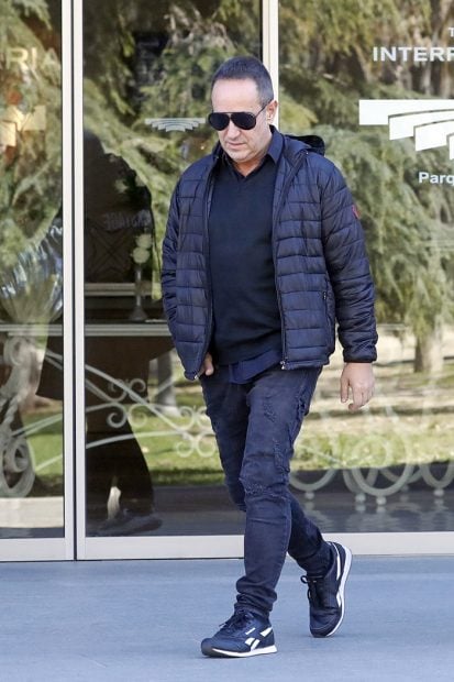 V&iacute;ctor Sandoval, muy afectado durante el entierro de su padre/Gtres