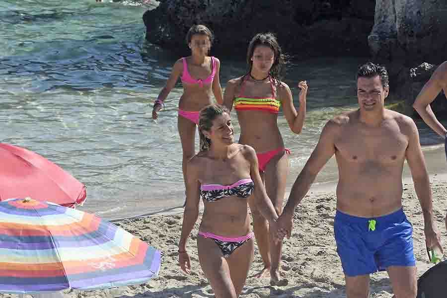 Pedro S&aacute;nchez junto a su mujer y sus dos hijas en una imagen de archivo / GTRES