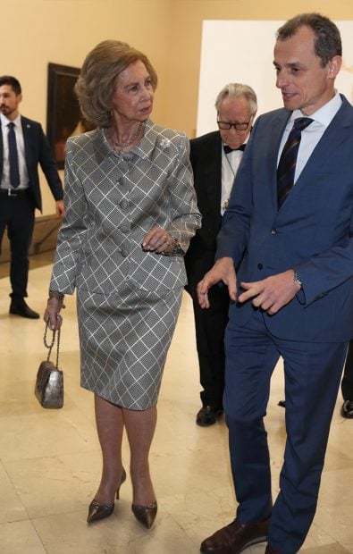 La mujer de don Juan Carlos se paró a hablar con todo el mundo. En este caso cambió impresiones con el ministro de Ciencia, Innovación y Universidades, Pedro Duque / GTres