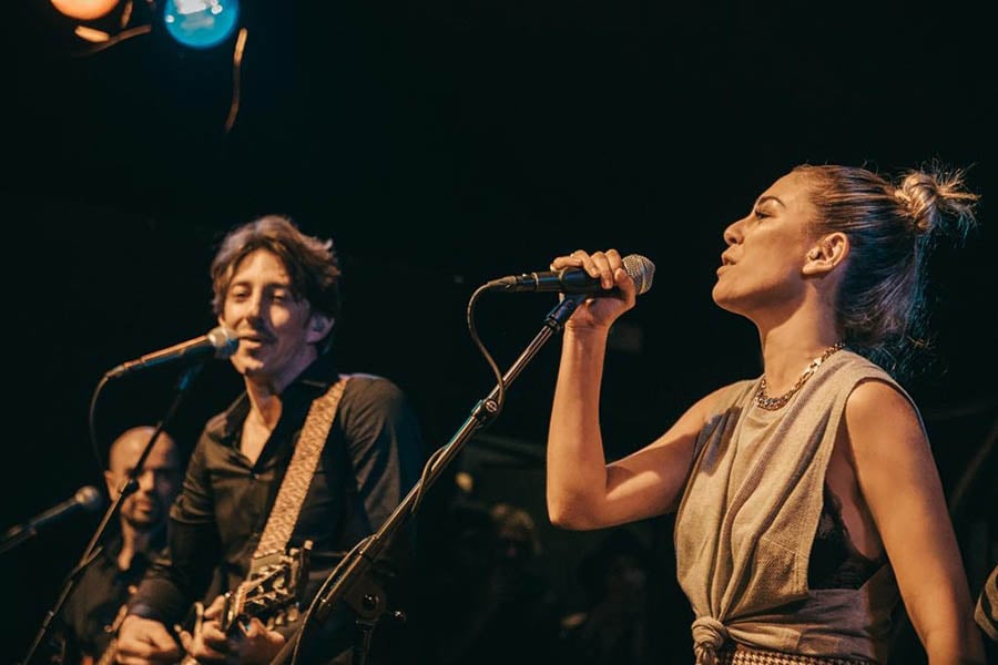 Blanca Su&aacute;rez cantando junto a &Aacute;lvaro Tessa / GTRES